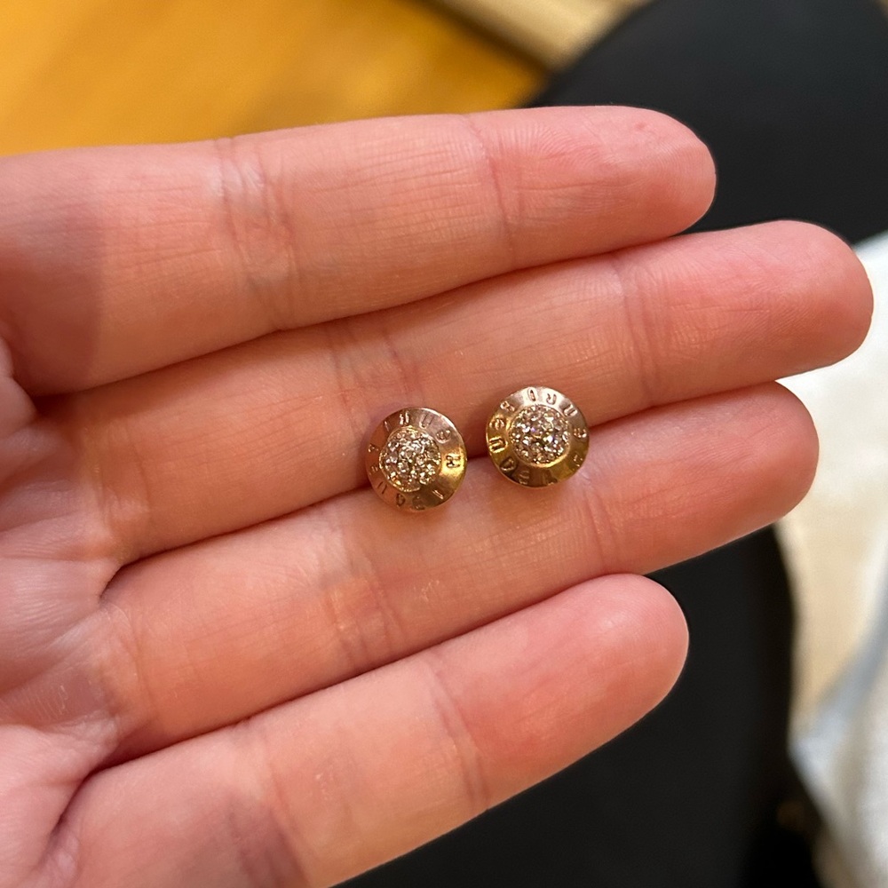 Beautiful Henri Bendel rose gold studs